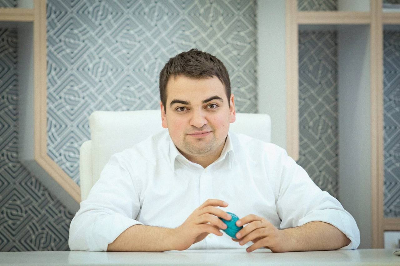 2021 թվականի հունիսի 18–ին Ադրբեջանը հետախուզում հայտարարեց Սամվել Կարապետյանի նկատմամբ, 2025 թվականի նույն օրը նա կալանավորվեց Հայաստանում․ Նարեկ Կարապետյան 2021 թվականի հունիսի 18–ին Ադրբեջանը հետախուզում հայտարարեց Սամվել Կարապետյանի նկատմամբ, 2025 թվականի նույն օրը նա կալանավորվեց Հայաստանում․ Նարեկ Կարապետյան