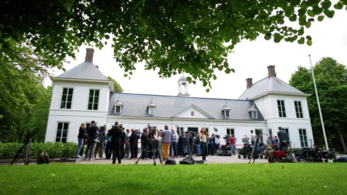 Dutch government resigns