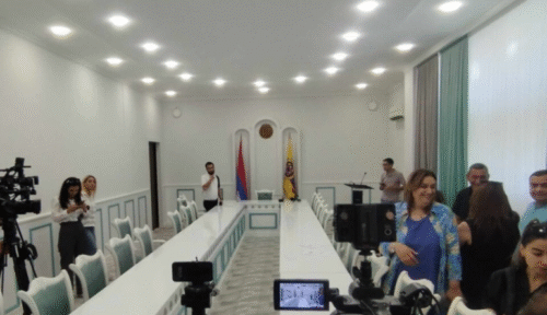 Партия «Гражданский договор» провалила внеочередную сессию по выборам совета общины Вагаршапат, чтобы Пашинян мог назначить нового руководителя