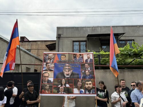 «Такие святотатственные люди, как вы, не имеют права выступать против церкви каким-либо образом»: армяне в Тбилиси провели акцию протеста под лозунгом «Держитесь подальше от Армянской апостольской церкви» (фоторепортаж)