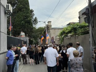 «Такие святотатственные люди, как вы, не имеют права выступать против церкви каким-либо образом»: армяне в Тбилиси провели акцию протеста под лозунгом «Держитесь подальше от Армянской апостольской церкви» (фоторепортаж)