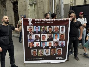 «Такие святотатственные люди, как вы, не имеют права выступать против церкви каким-либо образом»: армяне в Тбилиси провели акцию протеста под лозунгом «Держитесь подальше от Армянской апостольской церкви» (фоторепортаж)