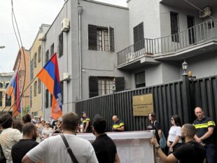 «Такие святотатственные люди, как вы, не имеют права выступать против церкви каким-либо образом»: армяне в Тбилиси провели акцию протеста под лозунгом «Держитесь подальше от Армянской апостольской церкви» (фоторепортаж)