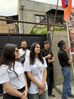 «Такие святотатственные люди, как вы, не имеют права выступать против церкви каким-либо образом»: армяне в Тбилиси провели акцию протеста под лозунгом «Держитесь подальше от Армянской апостольской церкви» (фоторепортаж)