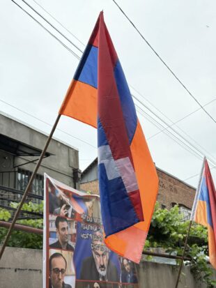 «Такие святотатственные люди, как вы, не имеют права выступать против церкви каким-либо образом»: армяне в Тбилиси провели акцию протеста под лозунгом «Держитесь подальше от Армянской апостольской церкви» (фоторепортаж)