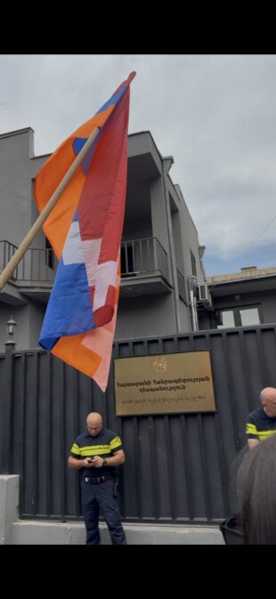 «Такие святотатственные люди, как вы, не имеют права выступать против церкви каким-либо образом»: армяне в Тбилиси провели акцию протеста под лозунгом «Держитесь подальше от Армянской апостольской церкви» (фоторепортаж)