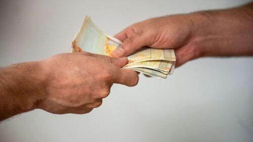 Двое должностных лиц КГД обвиняются в получении взяток