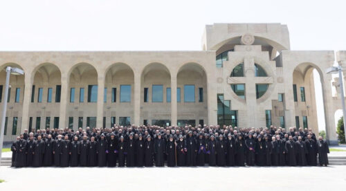 Верные Первопрестольному Святому Эчмиадзину, выражаем нашу сыновнюю поддержку Патриарху Армении: собрание священников