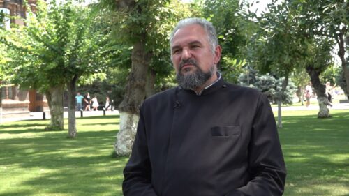 Их следует оставить в одиночестве на площади этого позора: священнослужитель о движении, инициированном Пашиняном