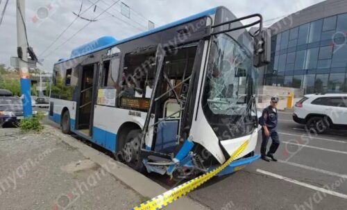 Автобус №31 в Ереване врезался в бетонный бордюр, есть пострадавшие