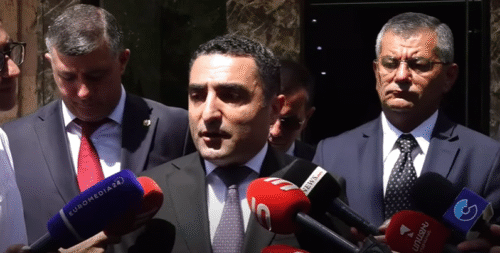 Դավիթ Ղազինյանը «ձև չունի մնալու», ՀԷՑ-ը այս վիճակին հասցնողներից մեկն էլ հենց ինքն է. Ռոմանոս Պետրոսյանի ճեպազրույցի առանցքային կետերը