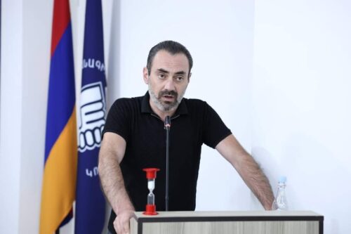 Первый заместитель главы Вагаршапата Арсен Петросян подал в отставку