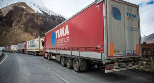 Մթերքով բեռնված մեքենաները Լարսից հետ են գալիս. պատգամավորն ահազանգում է