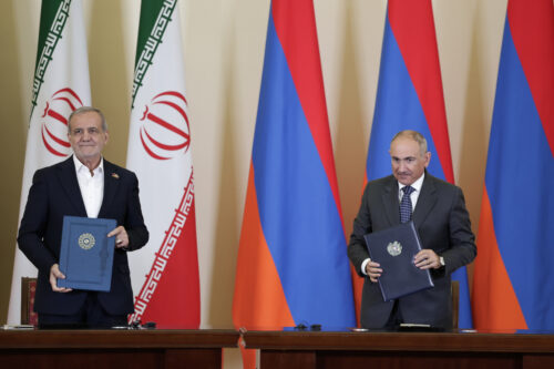 Bloomberg: Армения укрепляет связи с Ираном на фоне декларации с Азербайджаном