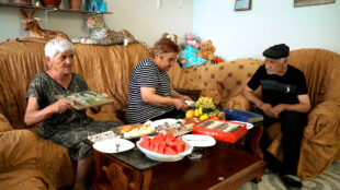 Ազնաբերդը սրտում, հուշերը՝ թոռների ապրելակերպում. նախիջևանցի քույրերը տուն գնալ են ուզում