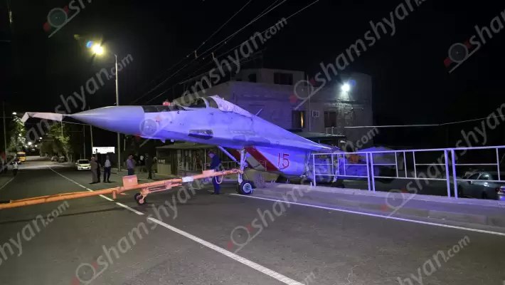 Ռուսական «МИГ» կործանիչը Արշակունյաց պողոտայում բախվել է երկաթե սյանը և ճաղավանդակին Ռուսական «МИГ» կործանիչը Արշակունյաց պողոտայում բախվել է երկաթե սյանը և ճաղավանդակին