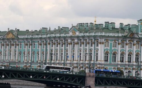 СМИ: Эрмитаж закрыт из-за угрозы минирования