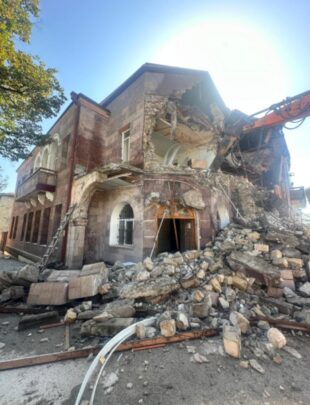Azerbaijanis demolish Artsakh’s Foreign Ministry building