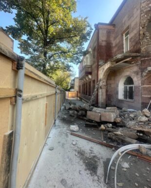 Azerbaijanis demolish Artsakh’s Foreign Ministry building