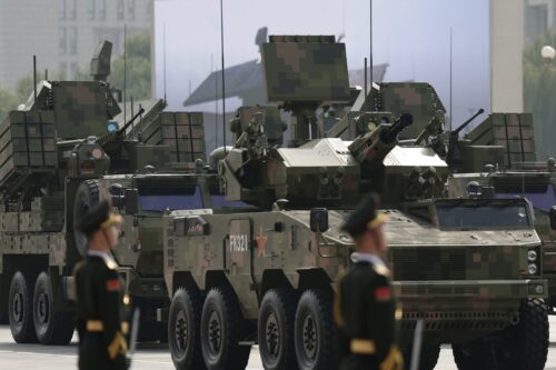 Китай демонстрирует военную мощь и посылает сигнал США: политолог