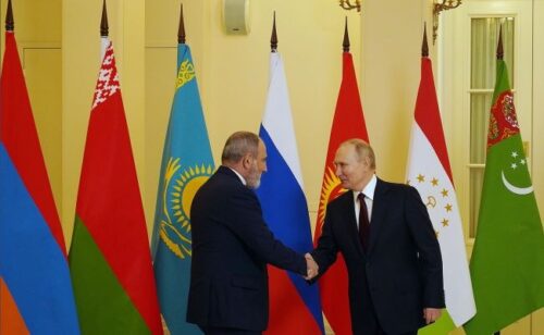 Армения продолжает оставаться тесно связанной с Россией, что в будущем будет влиять на её международные отношения и военную стратегию: международные эксперты