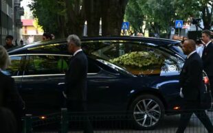 Իտալիայում վերջին հրաժեշտն են տալիս աշխարհահռչակ դիզայներ Ջորջիո Արմանիին