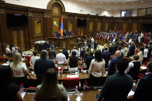 Жесткое противостояние в Национальном Собрании: оппозиция хочет криминализировать отрицание Геноцида армян, правительство – против