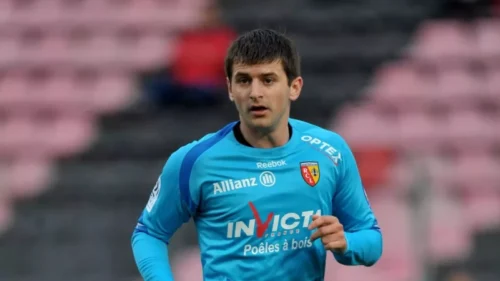 Бывший игрок сборной Сербии скончался на поле через несколько минут после забитого гола