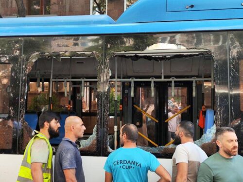 В результате взрыва были повреждены боковые стекла и лобовое стекло автобуса общественного транспорта: компания ЗАО «Ереван Автобус» сообщила подробности
