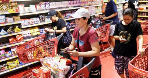 Гонконг готовится к сильнейшему тайфуну года: люди спешат эвакуироваться из супермаркетов