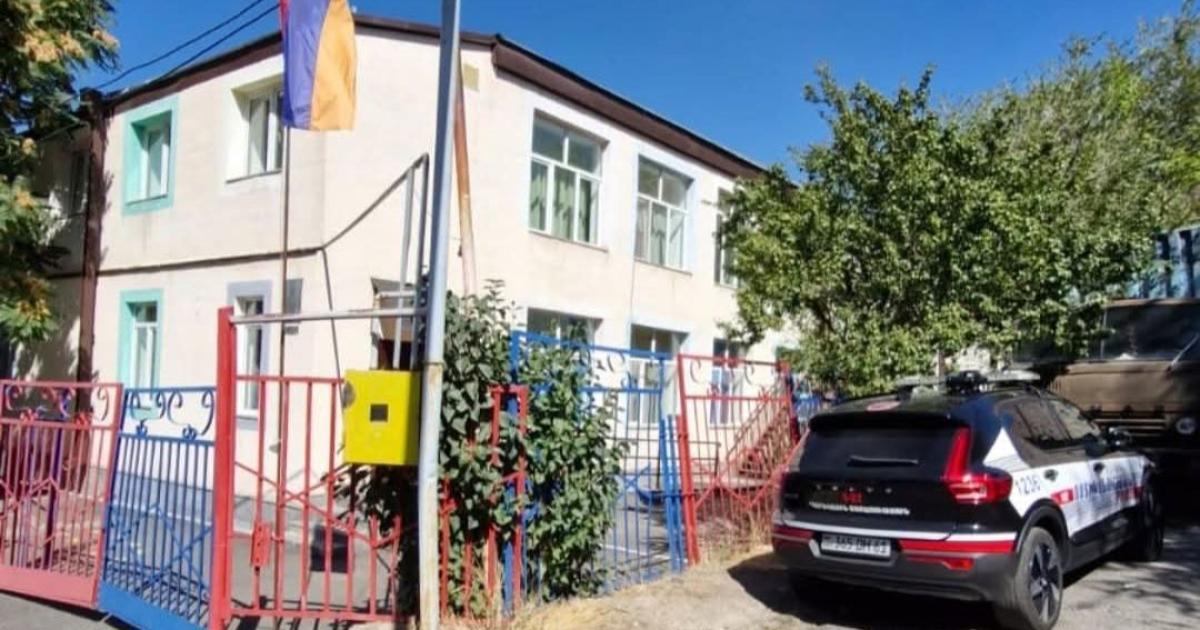 Մանկապարտեզի տարածքում արձակված կրակոցների հետևանքով վնասվել է մանկապարտեզի պատուհանի ապակին. ՔԿ Մանկապարտեզի տարածքում արձակված կրակոցների հետևանքով վնասվել է մանկապարտեզի պատուհանի ապակին. ՔԿ