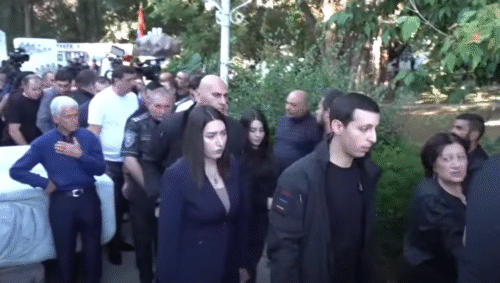 Կարծում եմ՝ պատեհ տեղը չի հարցազրույցի համար․ Արփինե Սարգսյանը խուսափել է հարցերից