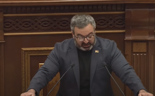 Гарник Даниелян представил письмо архиепископа Баграта с трибуны Национального Собрания