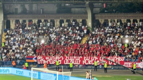 Сотрудники службы безопасности потребовали снять флаг Арцаха во время матча Армения-Ирландия