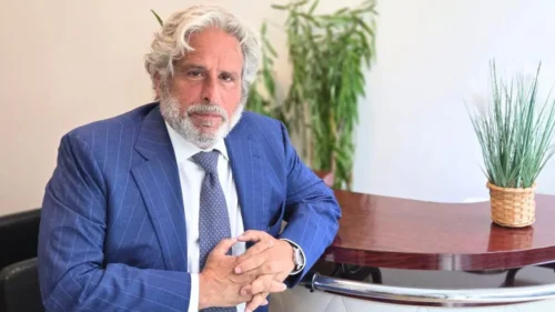 Ո՞վ է Ռոբերտ Ամստերդամը և ի՞նչ գործերով է հայտնի