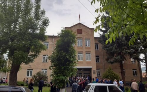 Վանաձորում 22-ամյա տղային դանակահարել են դատարանում