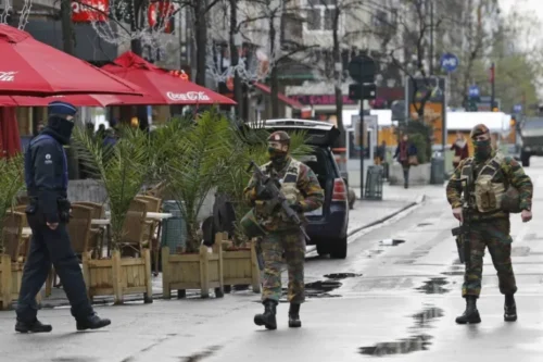 Министр обороны Бельгии не исключает ввода войск в Брюссель