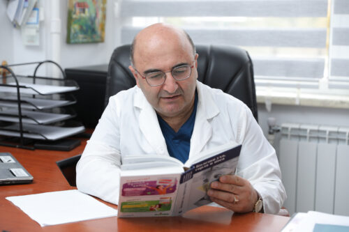 Տաքսու վարորդը գերազանցել է արագությունն ու հայտնվել հանդիպակաց գոտում․ ի՞նչ է պատմում վթարից մահացած բժիշկների գործընկերը