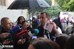 Медали участников войны на ступенях здания правительства