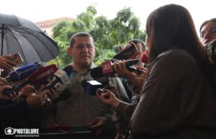 Медали участников войны на ступенях здания правительства