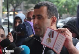 Медали участников войны на ступенях здания правительства