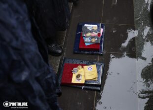 Медали участников войны на ступенях здания правительства