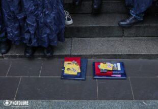 Медали участников войны на ступенях здания правительства