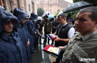 Медали участников войны на ступенях здания правительства