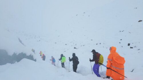 Найдено тело одного из 1000 альпинистов, оказавшихся в ловушке на склоне Эвереста