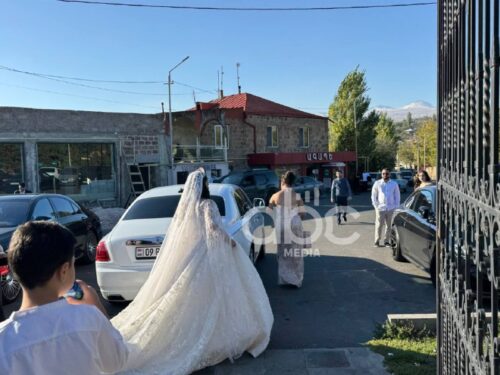 Свадьбы в Арагацотне отменены: жених и невеста ждут отца Арама в Оганаванке