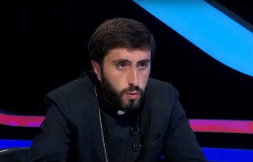 Какое отношение священник Арам Асатрян имеет к властям Армении?: российские СМИ освещают