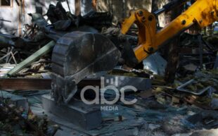 У нас было имущество стоимостью 250 000 долларов, но его снесли, не поставив нас в известность: владелец кафе о снесенном кафе в парке Сарьяна