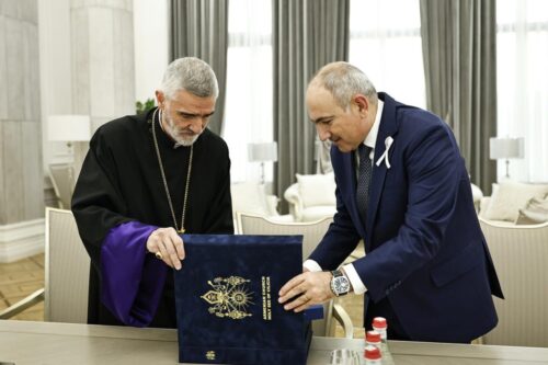 Арам I вручил Пашиняну подарок: Нарек Карапетян сообщил подробности