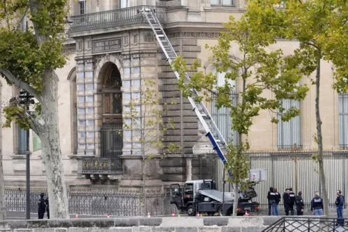 When you need to move fast, use our ladders: German company ‘accomplice’ to Louvre heist turns theft into marketing gold